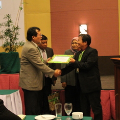 Presenting certificate to Fujimoto Sensei during 2012 ISSAAS Congress 