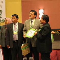 Posing with Filipino ISSAAS heads after receiving the certificate