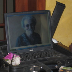 Les gardiens de la maison aimaient beaucoup Maman; ils avaient pris et mis une photo d'elle sur leur laptop.