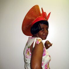 Yes, that's the winning hat on Mamie's head. 2009