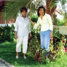 Jen & Mamie under a palm tree in Kgn - May 2005