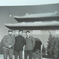 孔宪军说， 这是81年初冬和初迅兄在北京做毕业设计时合影。当时我小学同学（左边）正好在总参开车，带着我们俩游玩了许多景点。与初迅兄同窗四年，上下铺四年，情同手足。