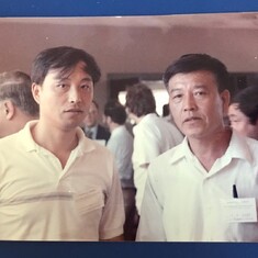 1987年在美国物理学会， 与中国高温超导物理学家赵忠贤合影
