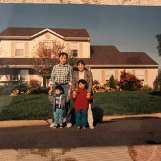 1995年搬离Delaware之前，家门前留影