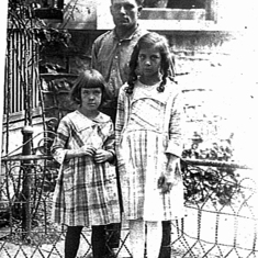 Anna, her sister Eleanor and their father Gilbert, 1920