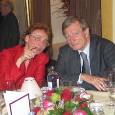 Annemarie mit Prof.Kurt Komarek bei einer Feier im Hotel Sacher 2004