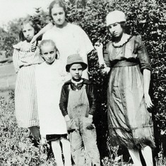 Hagens & a Lillevold, ca 1920.  Mabel, Inga, John Otto, Claudia.  Tall girl in back is Gunda Lillevold, their Wisconsin cousin.