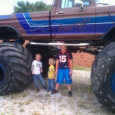 Ashley and boys love monster trucks........ the avenger was parked on 350 in raytown and we all had to stop and get pics!!!!!