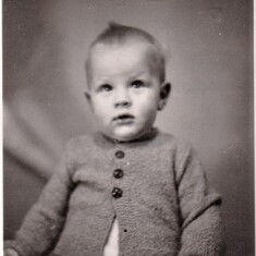 1946 Awna, at the age of 9 months. A glint of his smile is already there.