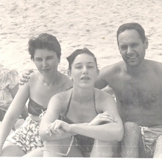 Gran, Mom, Barb, Irv at beach