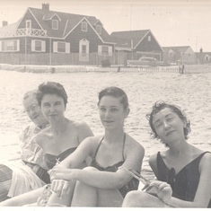 Grandma Schachnovitz, Mom (Ida), Barb, Lee, at Beach