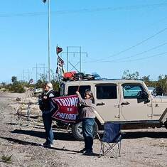 Friends we met in Quartzsite showing support for Truckers for Freedom Convoy through Quartzsite.
✌♥️