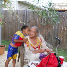 auntie betty getting a kiss from mi grandson nihiem 2011