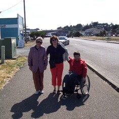 So when I saw this motley crew wailkin' my way I yelled out, ok just stand there a sec cuz here come DA BIG THREE! Granny, Marie, and Blaine. We spent several weeks over the years in Bandon together. They have an accessible pier there over the bay.