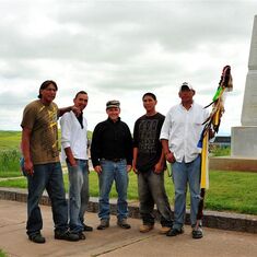 S partiou Siouxov vpravo kde stojí pomník padol Generál Custer Litle Bighorn - Montana  Foto Brčo
