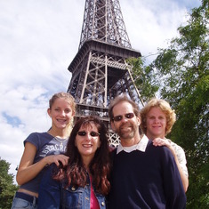 Wallace_family_Eiffel_tower_2004