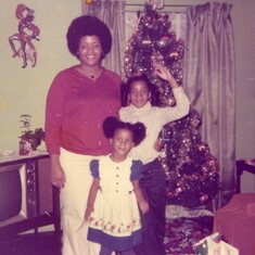 Aunt Ceretta with nieces Tracy Lovett and Allison Harper
