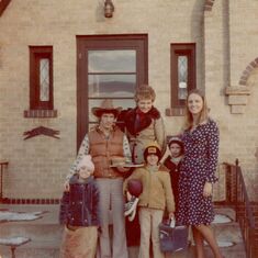 Sister Laura, Uncle Zach, Aunt Chris, Chris, Cousin Katy & Mom in front of our house on Corona