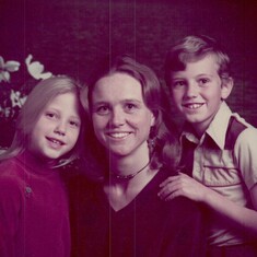 Laura, Mom & Chris Family Portrait