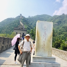The inscription says: 
“ He who has never visited the great wall is not a hero.” October 2018

  不到長城非好漢。