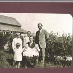Ben and Marie Harder and Family June 1932