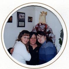 Dee & her daughters Lisa & Ranee