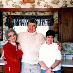 Iowa, with mum Alice and sister Rose, c. 1989