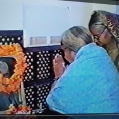 Nirmala Taiji paying her respects to her Babuji at his 100th Birthday, Smarika Vimochan