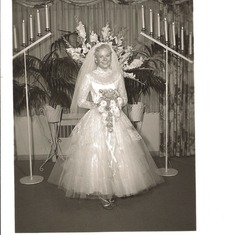 Mom in wedding dress 131290004