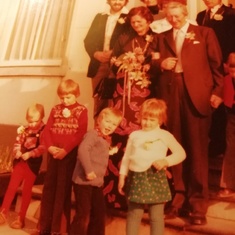 Vier jaar jong, tijdens de bruiloft van oma in 1975.