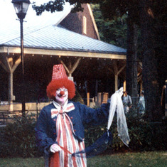 dee clowning chata
