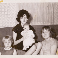 Dee circa 1963 with Tony, Brenda and Melissa