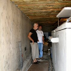 2006 sept. inspectie van de kelders onder het huis 056