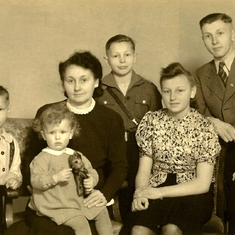1942 April - Eberhard with his mother and his siblings: Wolfgang, Ingeborg, Rosemarie, and Hans-Guenther - 012