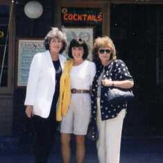 1995 Mom with sisters at La Jolla