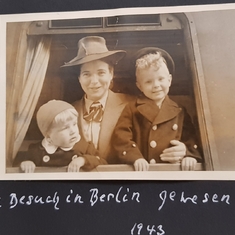 Mit Mutter und Bruder Herwig (beide sind 2015 gestorben) 1943