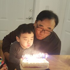 외할아버지와 예준이의 생일은 1월이에요 함께 생일 파티를 했어요