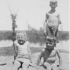 Karen, Ross & Ellion - Sandbar - approx 1942