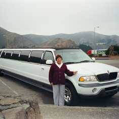esta cuando fuimos al Golden Gate en San Francisco, le parecio curiosa la limousina tan linda.