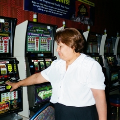 en Las Vegas se divirtio mucho jugando en las slot machines traga monedas