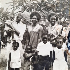 Mummy with Erikpitan and Ikpehare Aig-Imoukhuede carrying Aigboje, and Sesi Aig-Imoukhuede carrying Imohimi, Yinka and Ronke Aig-Imoukhuede