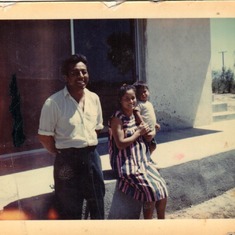 Mi Apá y mi Ama, en la casa grande, esa foto es regalo de la hermana Fe, nos trató como sus amados.