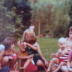 all the cousins growing up together! from left: Sylvia, Veronka, Monika (holding Richie), Jakub (holding Peter) and Filip smiling on the far right.