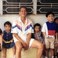 One of my favorite photos of Lolo Flor with his apos L-R Mojo, Nikki, Denise, Coco & Rally