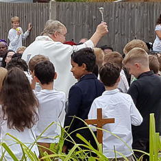 Blessing childeren who received their first Holy Communion during the year.