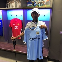 Francisco holding an authentic Man City jersey during our tour of Wembley Stadium