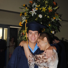 Mi Tia abrazandome en mi graduación