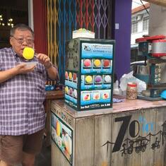 Reminiscing the childhood days when George brought his family members for a vacation trip to Penang in September 2015; trying out Ice ball at the Heritage City.
Always in remembrance, Bro G