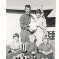 Gerry and Nancy with baby Sarah in arms and Patty, Chet and Sue seated in front of our house in San Antonio, Texas in 1961.