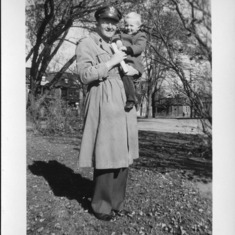 Warren's dad returns from WWII, 1945